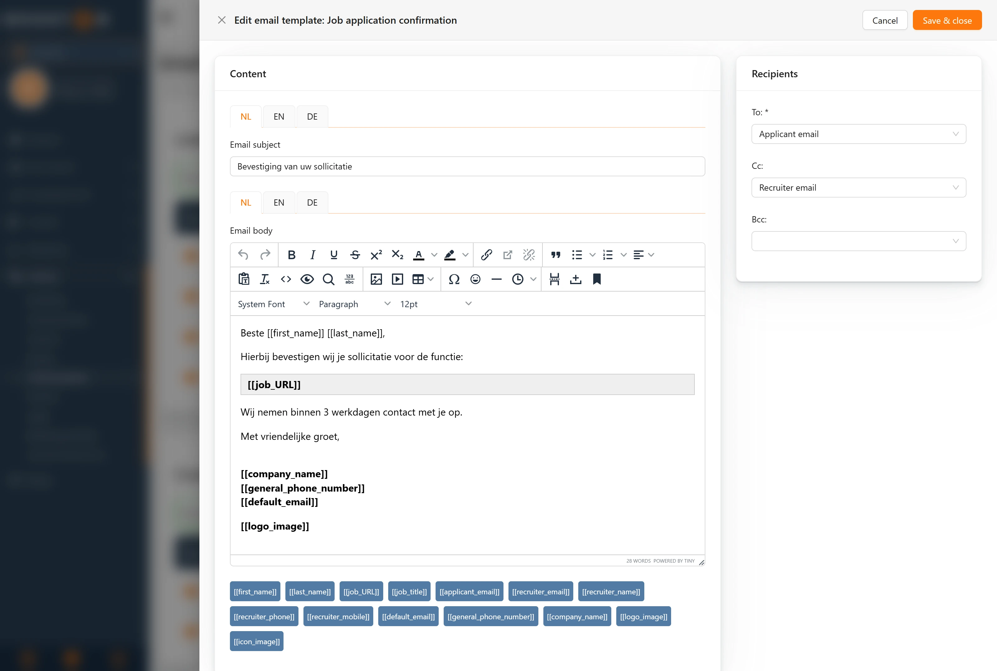 Het bewerkpaneel van een template: links het blok Content met de taaltabs, het onderwerp, de tekstverwerker en onderaan de variabelen, rechts het blok Recipients met To, Cc en Bcc.